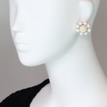 Load image into Gallery viewer, WHITE FLOWER EARRING 1918