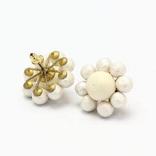Load image into Gallery viewer, WHITE FLOWER EARRING 1918
